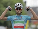 VÍTZ. Vincenzo Nibali z Astany vítzí ve druhé etap Tour de France. 