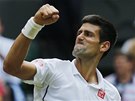 Novak Djokovi se raduje po úspné výmn ve wimbledonském finále proti Rogeru