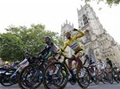 Peloton Tour de France projídí kolem katedrály v Yorku. 