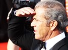 Mel Gibson se zdraví s fanouky na erveném koberci (4. ervence 2014)