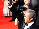 Mel Gibson se zdraví s fanouky na erveném koberci (4. ervence 2014)