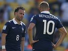 TAK CO S TÍM? Francouztí reprezentanti Valbuena (vlevo) a Benzema dumají, jak