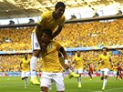 EUFORIE VE FORTALEZE. Brazilci oslavují gól Thiaga Silvy (dole). Jako první mu...