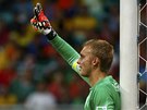 DVA DO ZDI! Nizozemský branká Jasper Cillessen diriguje spoluhráe pi utkání