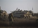 Izraeltí vojáci s tanky se pesunují do blízkosti hranice s Gazou. (9....