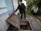 Obyvatel východoukrajinského Doncku ukazuje dvíka do sklepa, který mu slouil