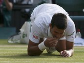 LAHDKA. Novak Djokovi po finlovm spchu ochutnv trvu z Wimbledonu. 
