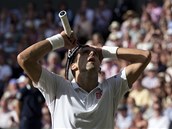 OPRAVDU? Novak Djokovi neme uvit, e podruh vyhrl Wimbledon. 