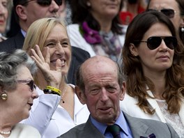 LEGENDA. Martina Navrátilová se raduje z triumfu eské tenistky ve Wimbledonu.