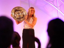 JE MJ! eská tenistka Petra Kvitová ukazuje na plese ampion trofej pro...