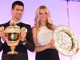 AMPIONI. Srbský tenista Novak Djokovi a Petra Kvitová z eska ovládli stejn...