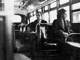 Rosa Parksov sed na nedatovanm snmku v autobuse. Kdy v roce 1955 odmtla...