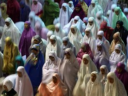 RAMADÁN, Muslimské eny se modlí v Jakart. Tradiní modlitbou "tarawih" pro n...