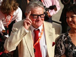 Režisér Vojtěch Jasný přichází na zahájení filmového festivalu v Karlových...