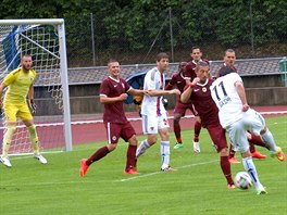 STELA. Záloník Shkëlzen Gashi z Basileje zkouí pekonat sparanskou obranu.