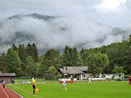 OKLIVÉ POASÍ. Bhem pípravného zápasu Sparta - Basilej vytrvale prelo.