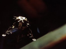 Lunární modul Apolla 10 nad Měsícem (foceno z velitelského modulu)