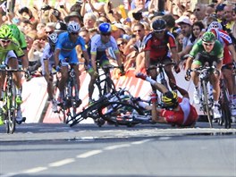 T̎K PD VE SPURTU. Tsn ped clem prvn etapy Tour de France postihl...