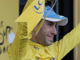 POPRV VE LUTM. Italsk cyklista Vincenzo Nibali se po vtzstv ve druh