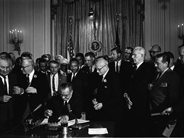 Prezident Lyndon B. Johnson podespisuje Civil Rights Act. Mezi jinými podpisu...