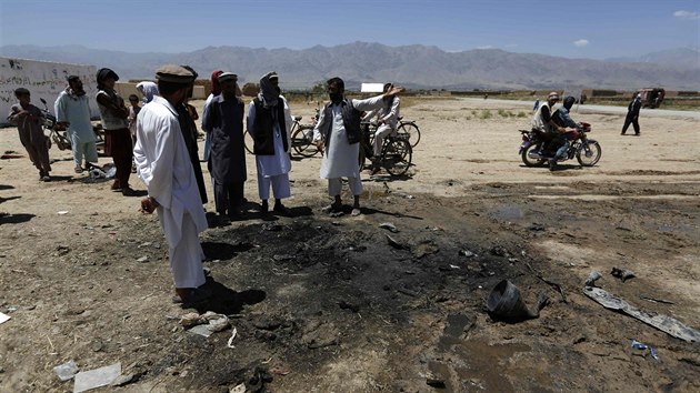 Afghánci z provincie Parván si prohlíží místo sebevražedného útoku, kde zahynuli čtyři Češi (8. července 2014)