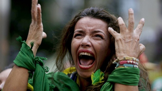 To snad nen mon! Rozlcen brazilsk fanynka v Belo Horizonte (8. ervence 2014)