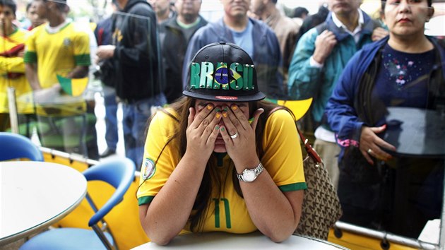 Truchlc brazilsk fanynka v perunsk Lim (8. ervence 2014)