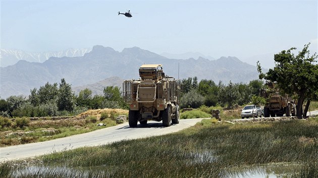 Obrněné vozidlo NATO odjíždí z místa atentátu v afghánské provincii Parván, při kterém zahynuli čtyři čeští vojáci (8. července 2014)