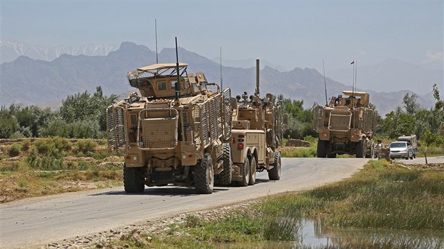 Obrněná vozidla českých vojáků na cestě z místa atentátu v afghánské provincii Parván (8. července 2014)