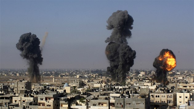 Výbuchy v Pásmu Gazy po úderech izraelských bojových letoun (9. ervence 2014)