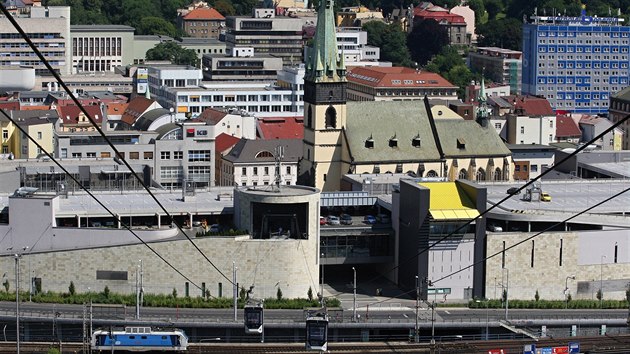Lanovka v st nad Labem vede z obchodnho centra Forum pes eleznici a frekventovanou silnici k restauraci Vtrue.