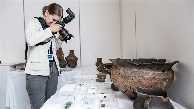 Dv ne zaala stavba tovrny na suenky, prozkoumali pole archeologov. A nali poklad.