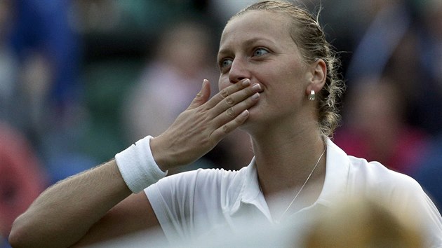 POSTUPOV POLIBKY. esk tenistka Petra Kvitov porazila krajanku Zhlavovou-Strcovou a ve Wimbledonu si zahraje semifinle.