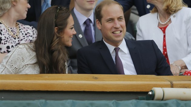 LB SE TI TEN TENIS, MILKU? Britsk princ William sleduje stedenm program na centrlnm dvorci ve Wimbledonu s manelkou Kate.