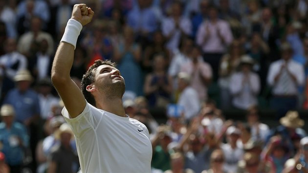 VTZ! Bulharsk tenista Grigor Dimitrov se raduje z postupu do semifinle Wimbledonu pes domcho Murrayho.