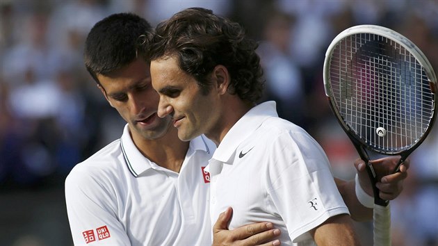PROMI. Srbsk tenista Novak Djokovi zmenoil zskat Rogeru Federerovi rekordn osm triumf ve WImbledonu.