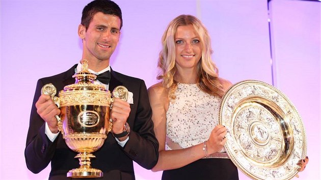AMPIONI. Srbsk tenista Novak Djokovi a Petra Kvitov z eska ovldli stejn jako ped temi lety i v roce 2014 slavn Wimbledon.