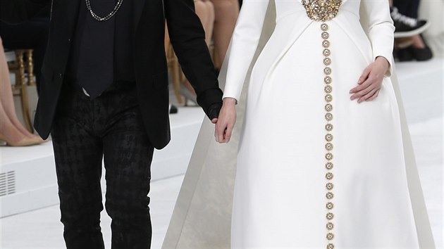 Nvrh Karl Lagerfeld a modelka Ashleigh Goodov na pehldce Chanel Haute Couture: podzim-zima 2014/2015