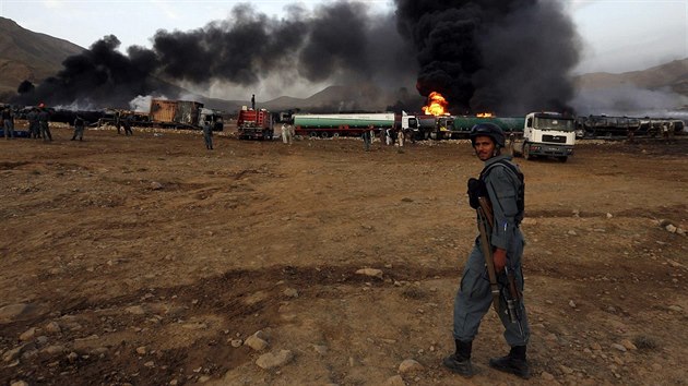 Afghnsk policista pobl kamion, kter zaplil Taliban pobl Kbulu (5. ervence 2014).