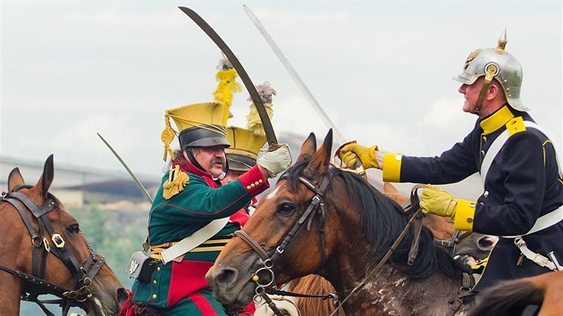 Ukázky bitvy na Chlumu u Hradce Králové se účastnilo čtyři sta vojáků, čtyřicet koní a dvacet děl (5. července 2014).
