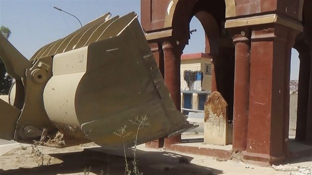 Na tto nedatovan fotografii poslan na web militant je vidt, jak se buldozer chyst zniit pamtku nazvanou Dv hrobka v severoirckm Mosulu.