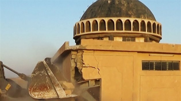 Buldozer ni sunnitskou svatyni Ahmada Rifaiho a hrobku v oblasti Mahlabija pobl Tal Afaru.