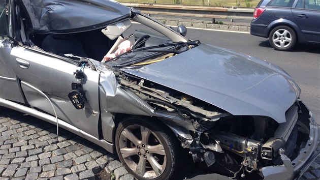 idi se temi promile po nrazu do nkladnho auta na Praskm okruhu vysklil pedn sklo a zniil stechu svho subaru. Pesto policistm jet ujdl, zastavil a na Strakonick (8.7.2014)