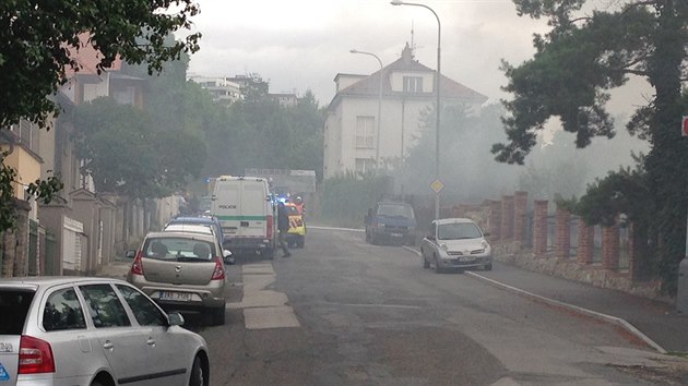 Policie, hasii a zchranka u domu ve Sliveneck ulici v Hluboepch, kde dolo k vbuchu.