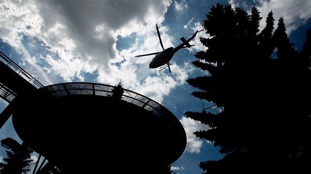 Heliport za 41 milion korun si vyzkouel i vrtulnk policie. Zchrann sluba ho vyuv u od konce ervna.