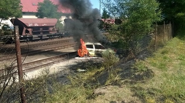 Vz havaroval v pondl dopoledne pobl eleznin zastvky Srn u esk Lpy.