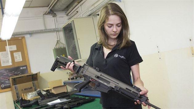 Česká zbrojovka v Uherském Brodě vyrobí každý den přes tisíc zbraní. 