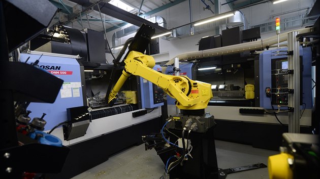 Robot v jedné z mnoha hal České zbrojovky manipuluje s díly zbraní, které obrábí stroje.