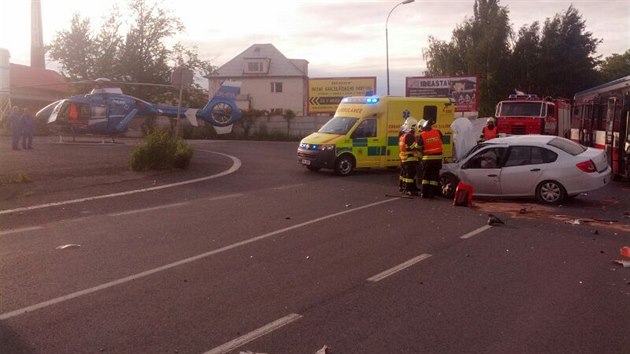 idi Renaultu Thalia nedal pednost autobusu, ujdl toti od benzinky bez placen (9. ervence 2014)