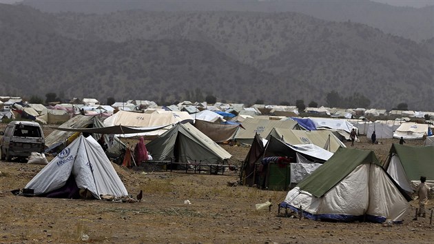 Sv domovy opustily kvli rozshl ofenzv pkistnsk armdy desetitisce lid. Mnoz prchli pes hranici do Afghnistnu (2. ervna 2014).
